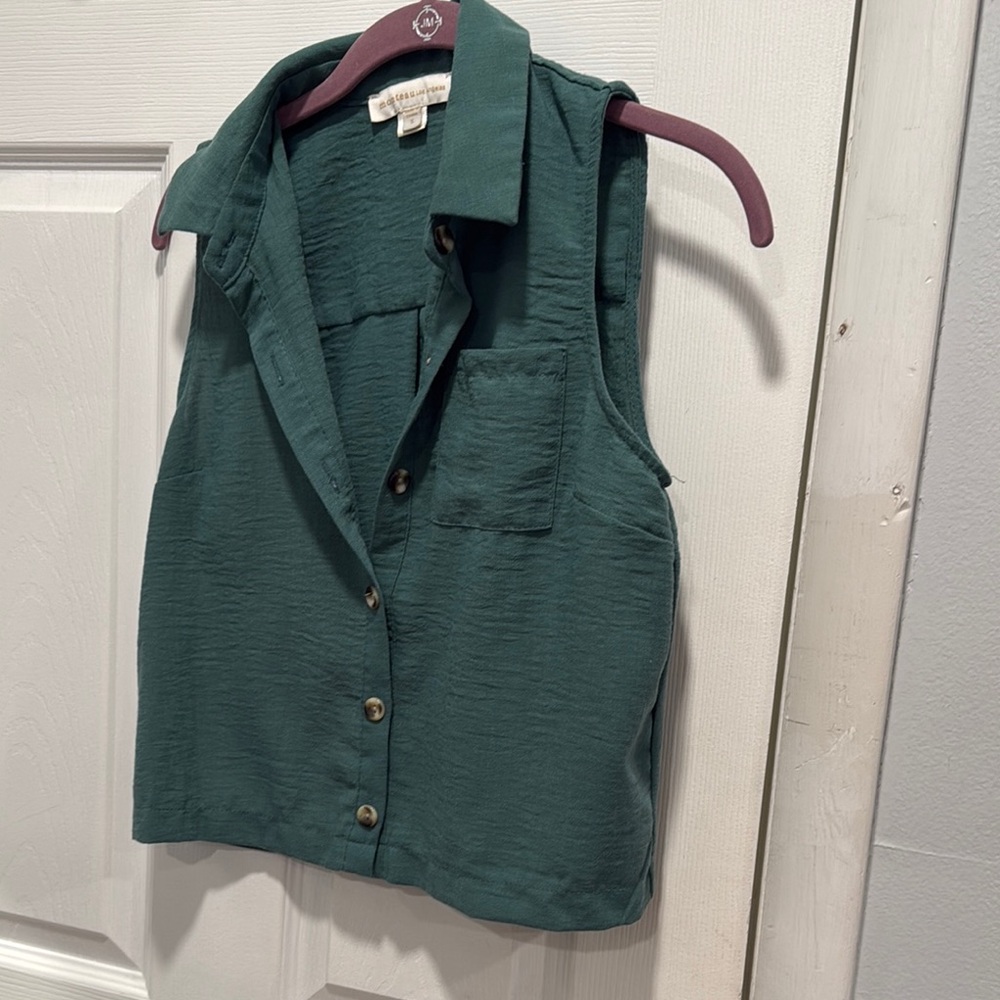 Sleeveless Green Button-Up Vest